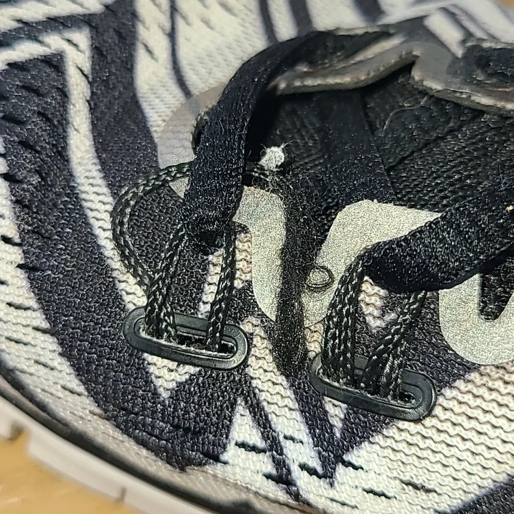 Nike Black and White Geometric Sneakers - Picture 7 of 7